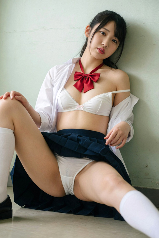 制服娘、廊下の壁にもたれかかる①